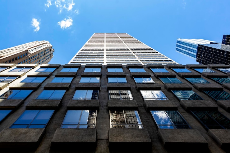 Foto low angle view of modern building against blue sky