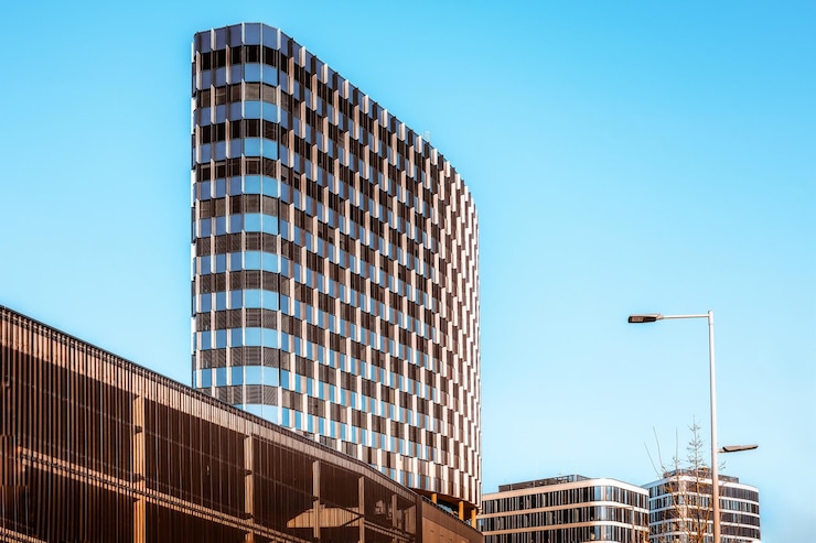 Foto low angle view of modern buildings against clear blue sky