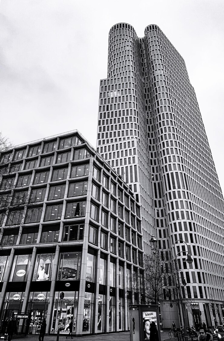 Foto low angle view of modern buildings against sky