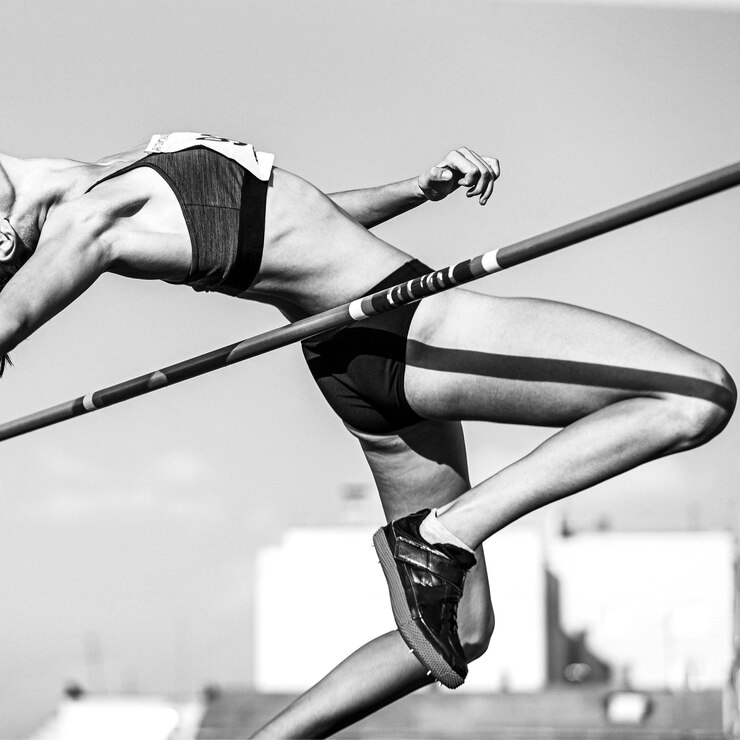 Foto low section of woman exercising against sky