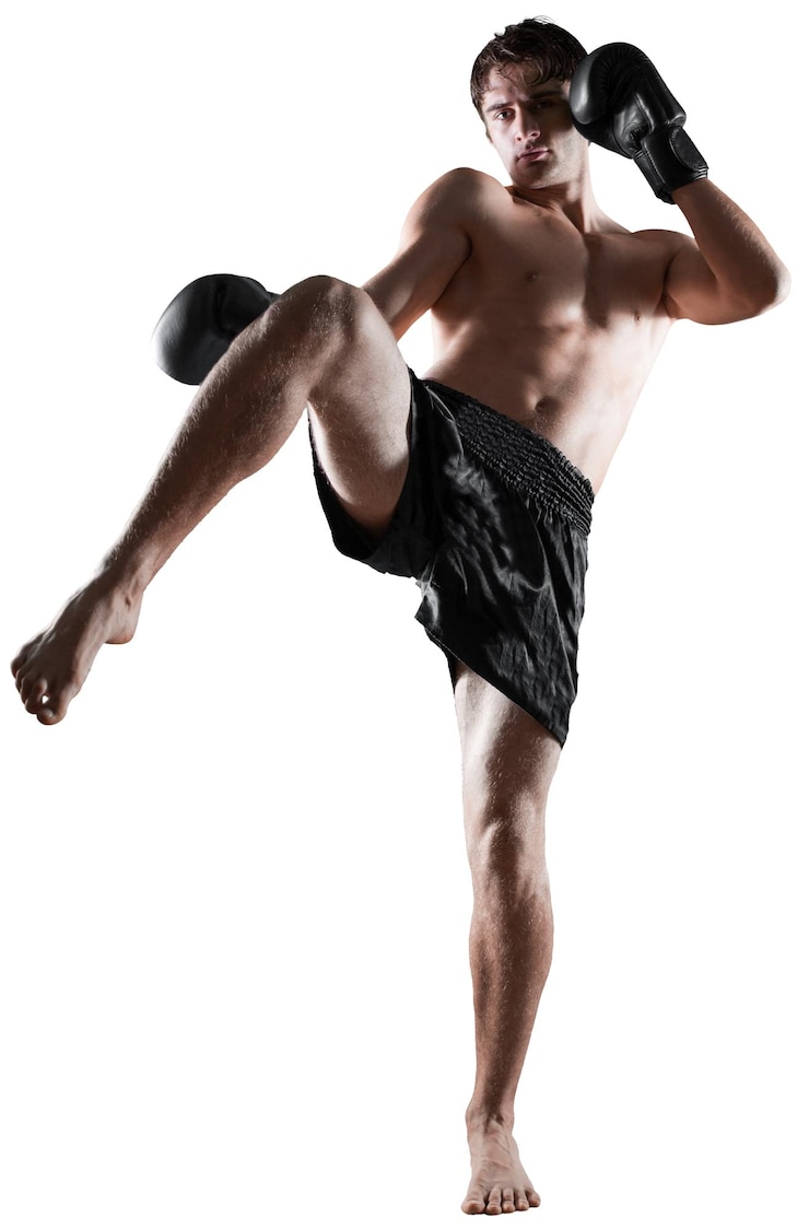 Foto male boxer , kickboxer performing a kick