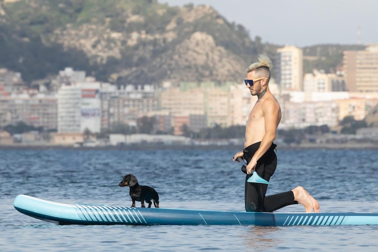 Foto man paddlesurfing with a dog