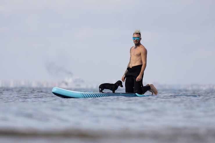 Foto man paddlesurfing with a dog