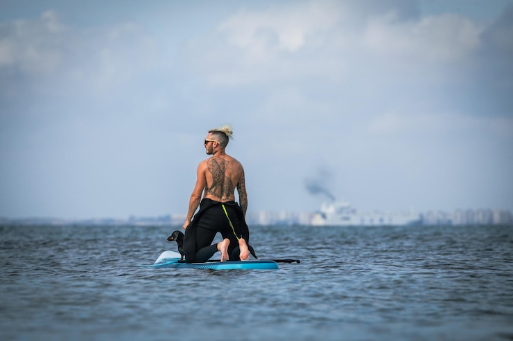 Foto man paddlesurfing with a dog