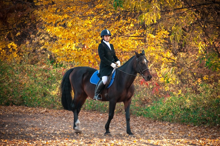 Foto man riding horse
