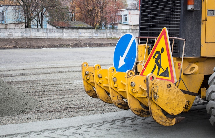 Foto men at work, asphalt laying. road-building. road construction machinery. road grader
