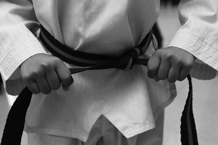 Foto midsection of man wearing karate belt