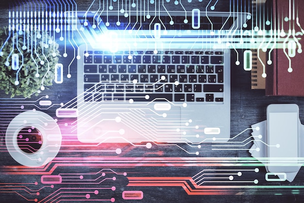 Multieksponering av datatema som tegner hologram over bakgrunn av arbeidsbord sett ovenfra med datamaskin. Konsept for teknologi
