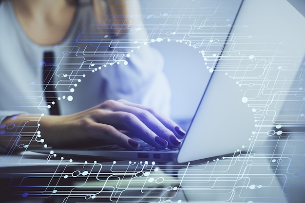 Multieksponering av kvinnehender som jobber på datamaskin og hologramtegning med datatema. Teknologikonsept