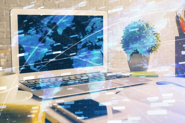 Multieksponering av skrivebord med personlig datamaskin og tegning med teknologitema Konsept for Bigdata