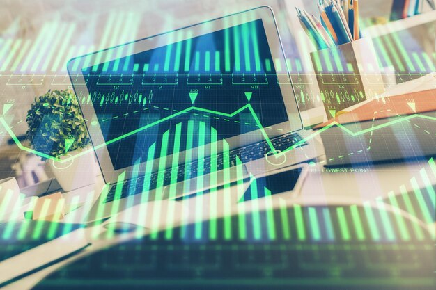 Multieksponering av skrivebord med personlig datamaskin og tegning med teknologitema Konsept for Bigdata