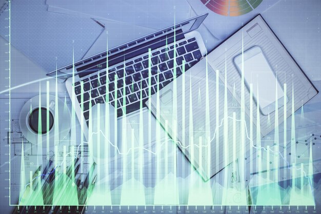 Multieksponering av valutadiagramtegning over bordbakgrunn med datamaskin Konsept for finansielle undersøkelser og analyser Toppvisning