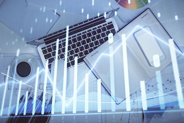 Multieksponering av valutadiagramtegning over bordbakgrunn med datamaskin Konsept for finansielle undersøkelser og analyser Toppvisning