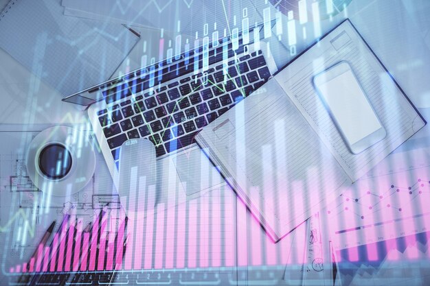 Multieksponering av valutadiagramtegning over bordbakgrunn med datamaskin Konsept for finansielle undersøkelser og analyser Toppvisning