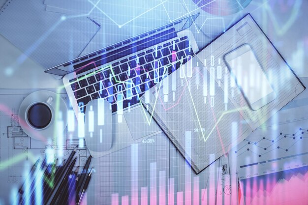 Multieksponering av valutadiagramtegning over bordbakgrunn med datamaskin Konsept for finansielle undersøkelser og analyser Toppvisning
