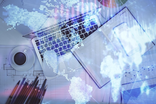 Multieksponering av valutadiagramtegning over bordbakgrunn med datamaskin Konsept for finansielle undersøkelser og analyser Toppvisning