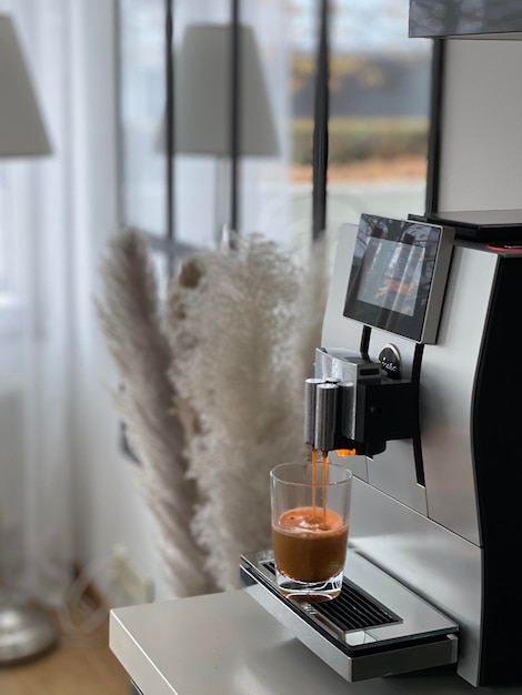 Nærbilde av kaffekopp på bordet