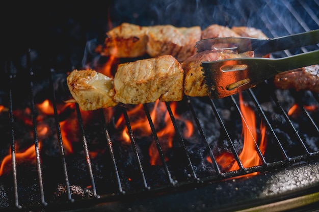Nærbilde av kjøtt på grillen