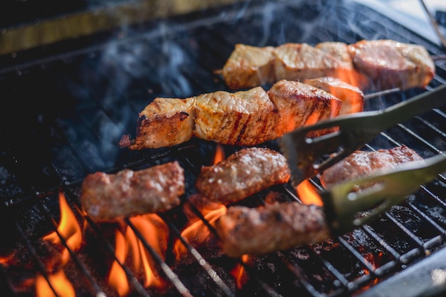 Nærbilde av kjøtt på grillen