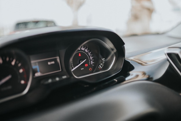 Nærbilde av speedometer i bil