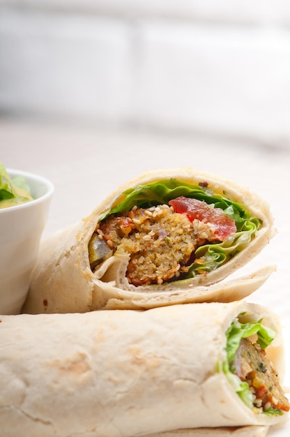 Nærbilde av wrap-sandwich servert på tallerken