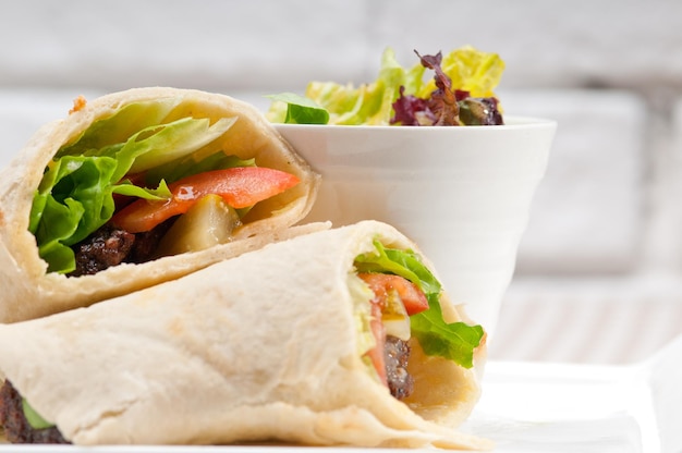 Nærbilde av wrap-sandwich servert på tallerken