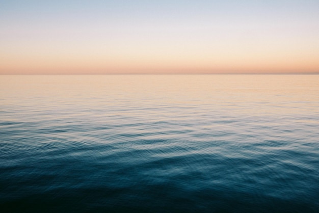 Naturskjønn utsikt over havet mot klar himmel ved solnedgang