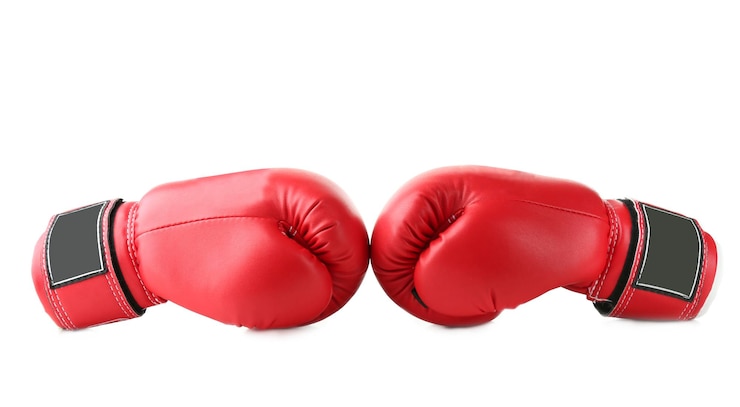 Foto pair of red boxing gloves isolated on white