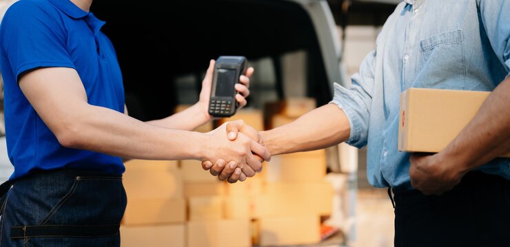 Foto parcel delivery with good depth of field friendly worker with high quality and shipping conceptxa