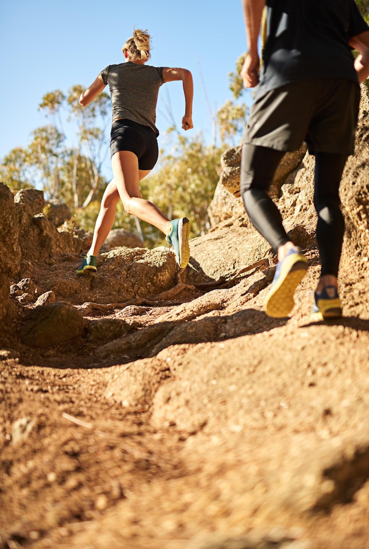 Foto people trail and nature for running fitness and exercise outdoor with dirt road sand and rock as challenge athlete workout and training for healthy activity endurance or cardio sport in morning