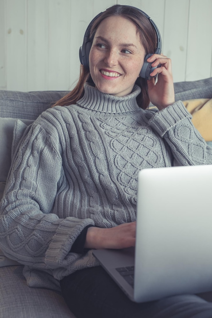 Foto portrait of a smiling young woman using mobile phone