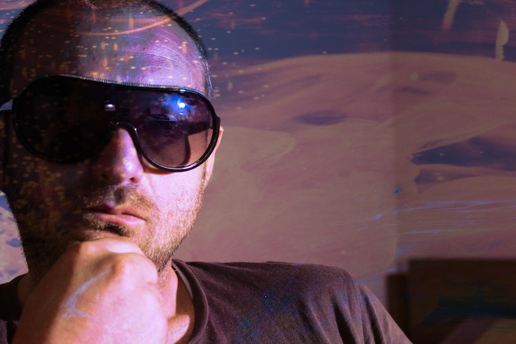 Foto portrait of young man wearing sunglasses