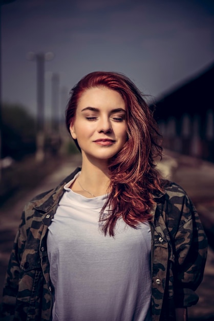 Portrett av vakker kvinne