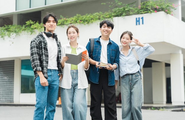 Portrettbilde av en gruppe asiatiske studenter ved universitetetxA