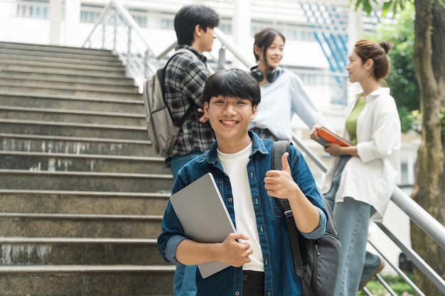 Portrettbilde av en gruppe asiatiske studenter ved universitetetxA