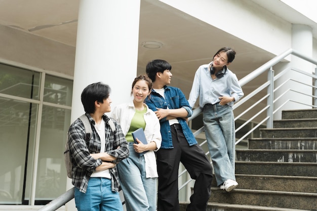 Portrettbilde av en gruppe asiatiske studenter ved universitetetxA