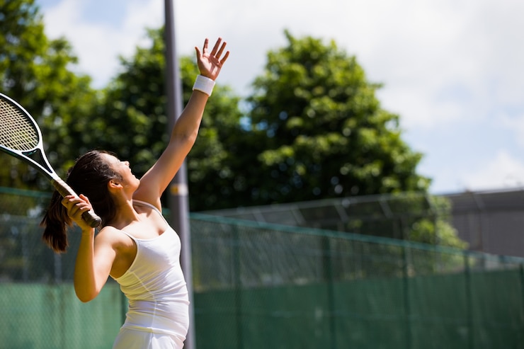 Foto pretty tennis player about to serve
