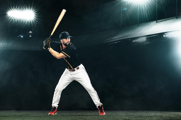 Profesjonell baseballspiller med balltre på stor arena – ballspiller på stadion