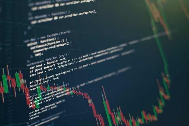 Programmeringskode for utviklere. Abstrakt datamaskinkode. Programmeringskode på skjermen til en programvareutvikler. Arbeidstid for programvareprogrammering.