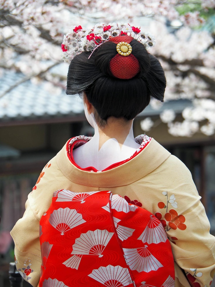 Foto rear view of woman wearing kimono against cherry tree