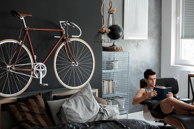 Foto red bike on wooden bolster
