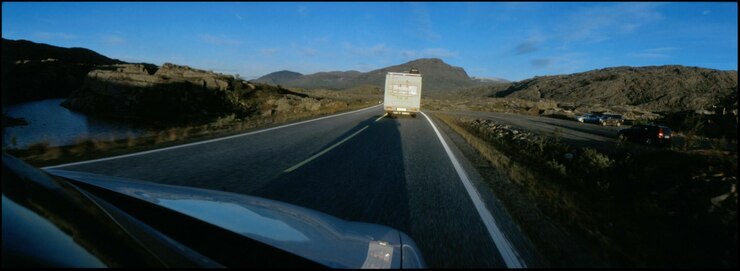 Foto road passing through mountains