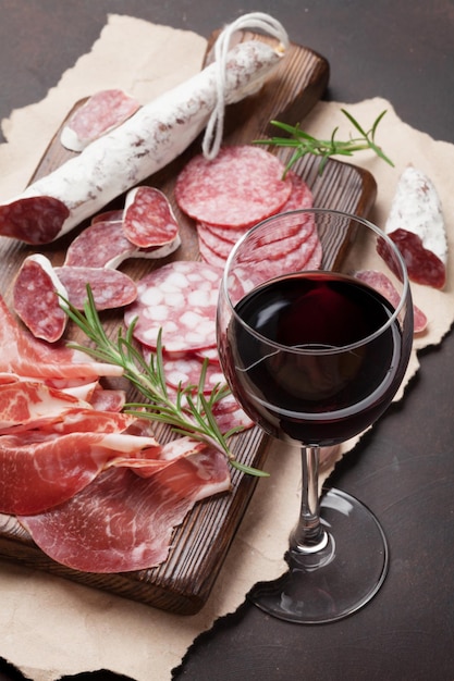 Salami pølse prosciutto og vin