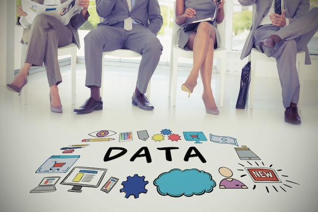 Sammensatt bilde av datatekst omgitt av forskjellige ikoner