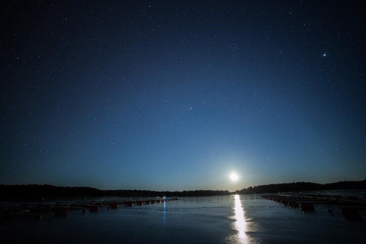 Foto scenic view of lake against sky at night