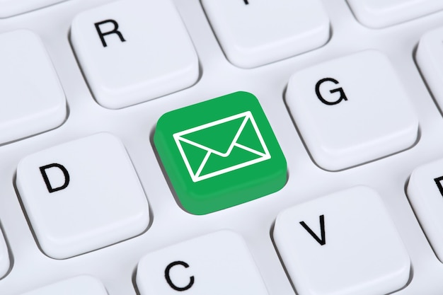 Sender e-post via internett på datamaskintastatur