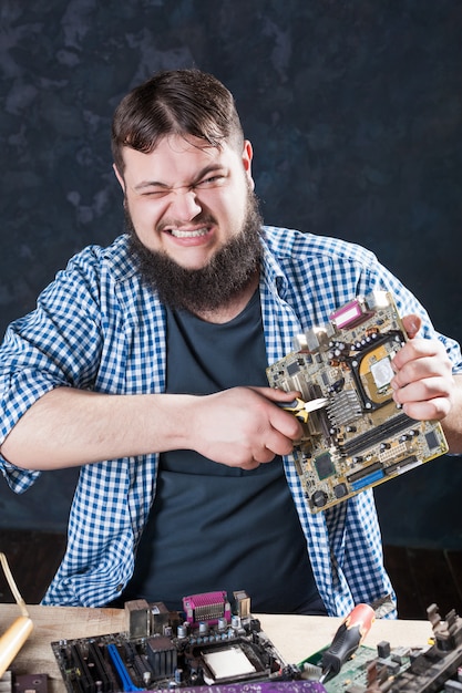 Service engineer repair pc motherboard