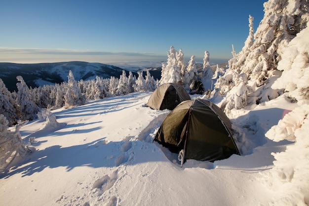 Snødekt land og fjell mot himmelen
