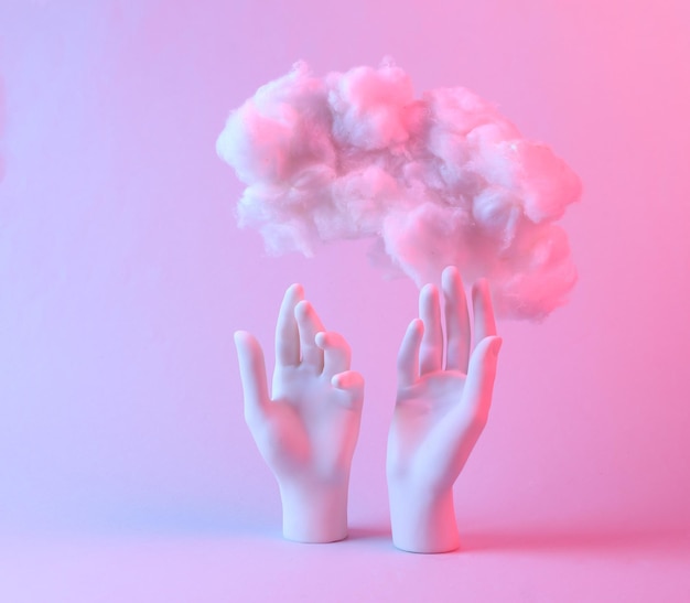 Stå hender og flytende luftig sky i blått rosa neon gradient lys Kreativ idé Konseptkunst Minimalisme Surrealisme