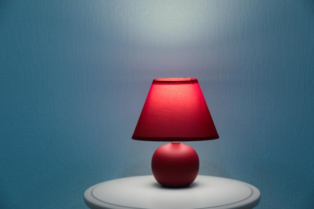 Stilig bordlampe nær fargevegg